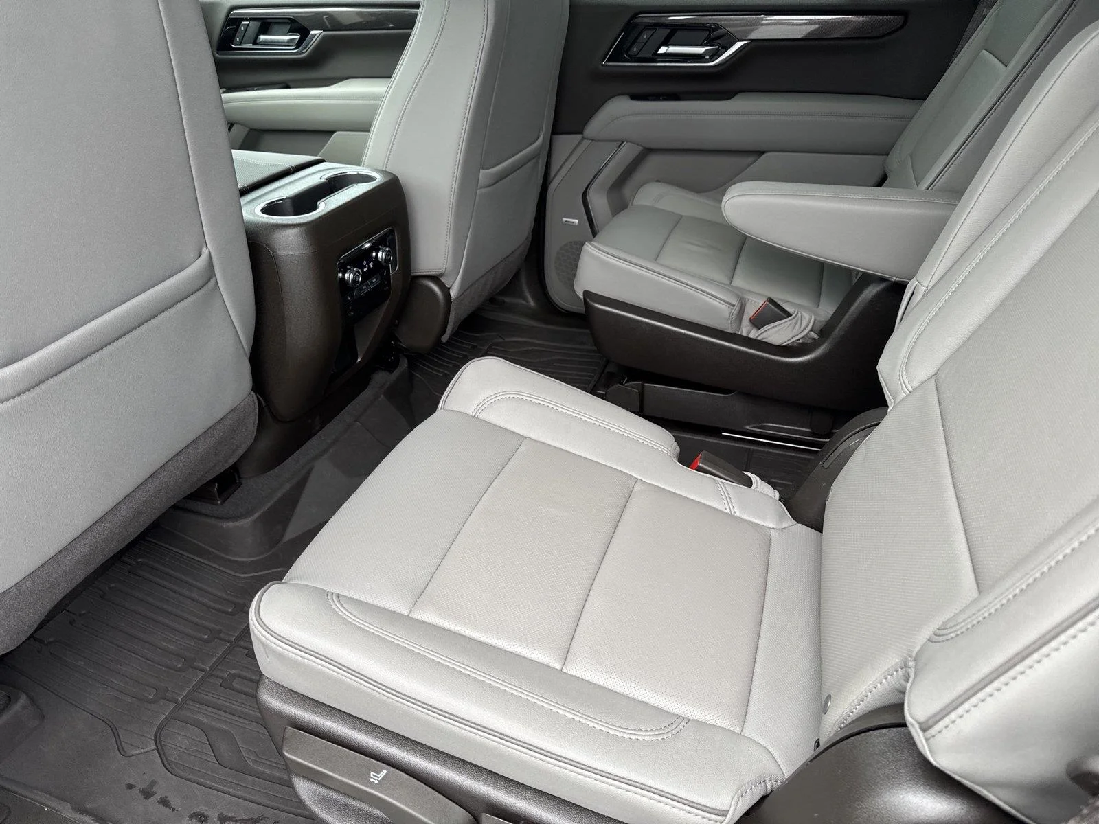 Used 2025 Summit White GMC Elevation image 31