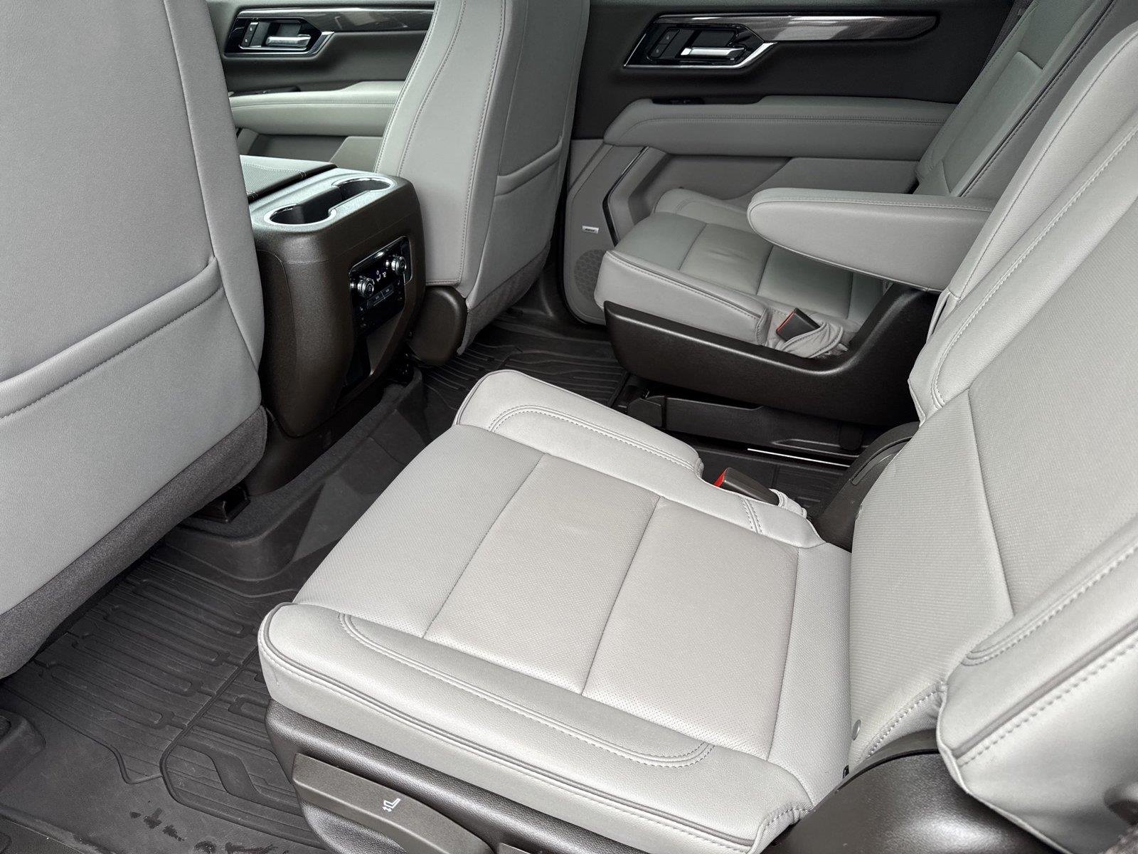 Used 2025 Summit White GMC Elevation image 31