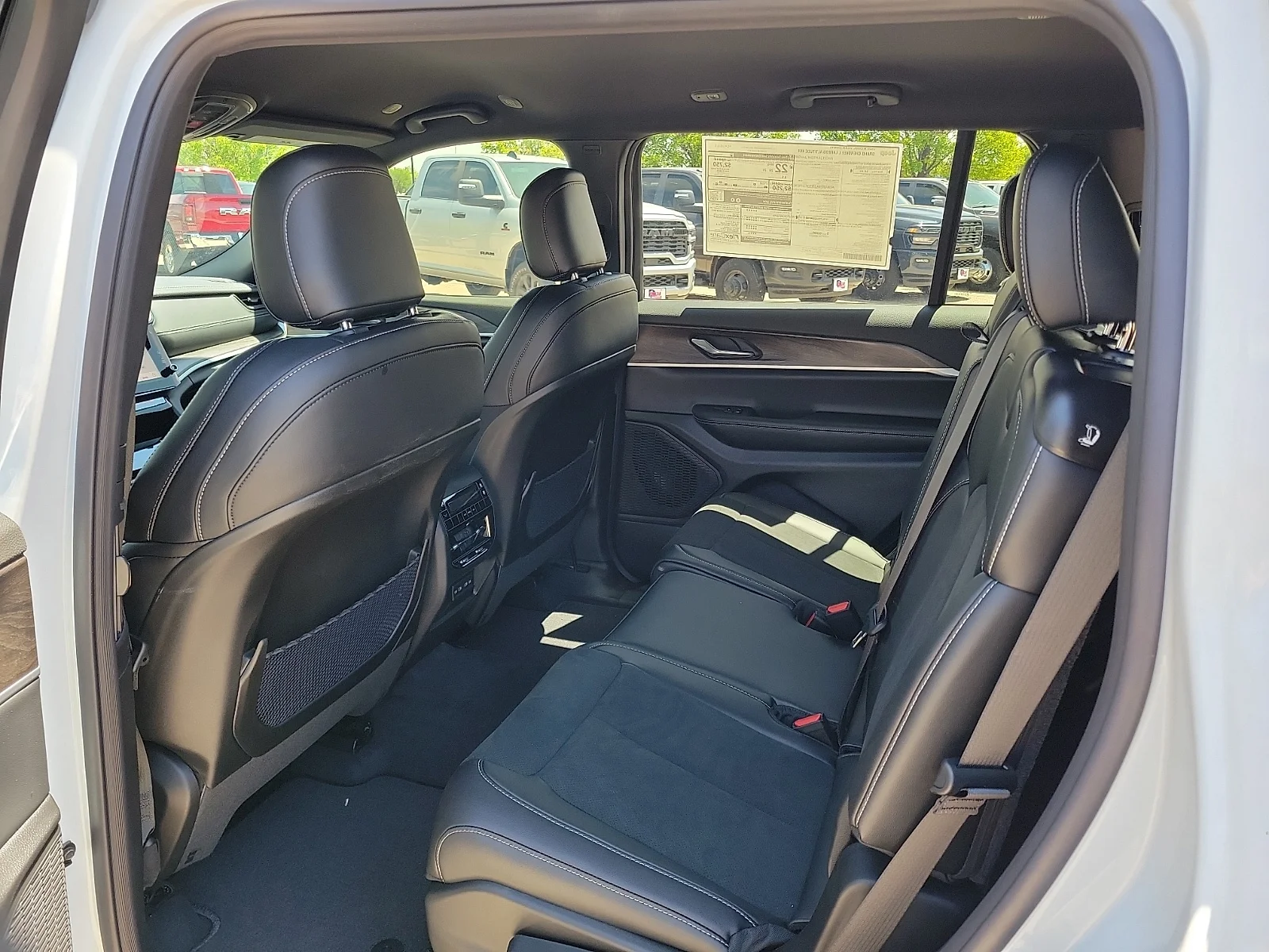 New 2026 PW7 Bright Whit Jeep L LAREDO ALTITUDE 4X4 image 9