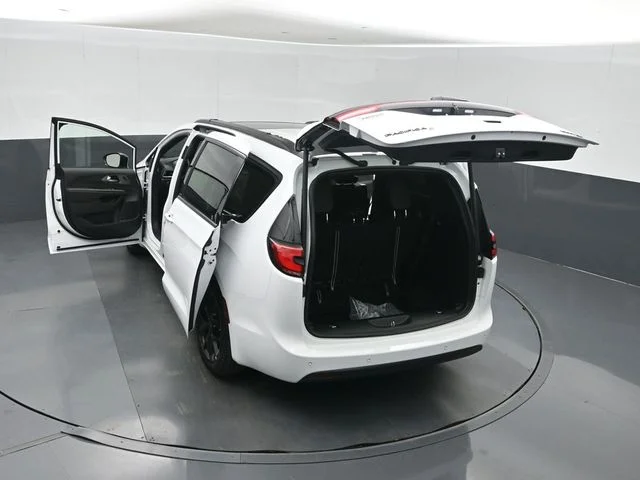 New 2027 Bright White Clear-Coat Exterior Paint Chrysler Limited image 52
