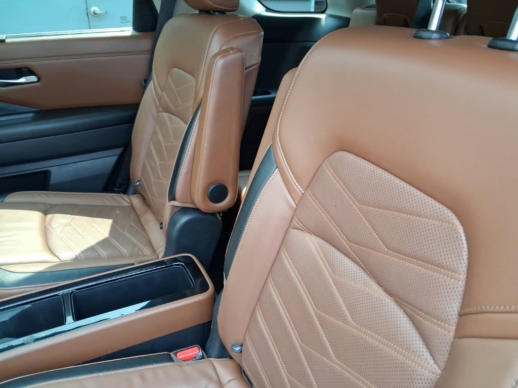 Used 2023 White Nissan Platinum image 11