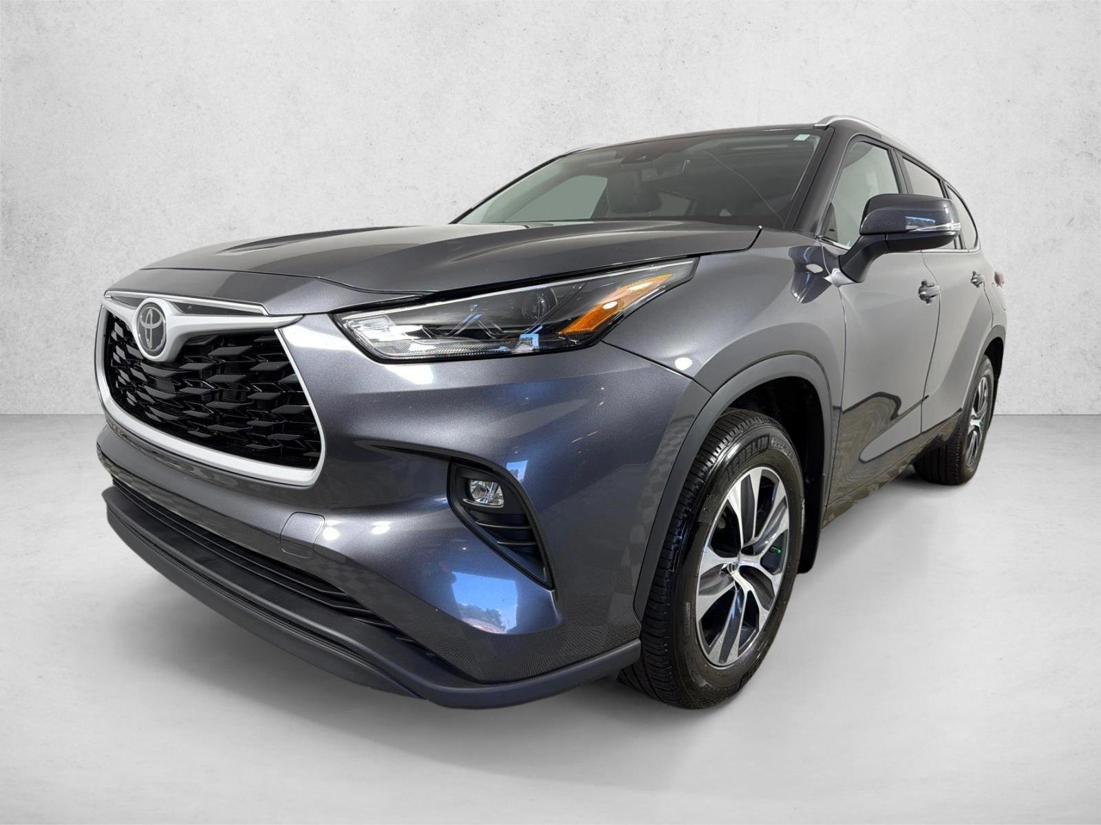 Used 2025 Magnetic Gray Metallic Toyota XLE image 8