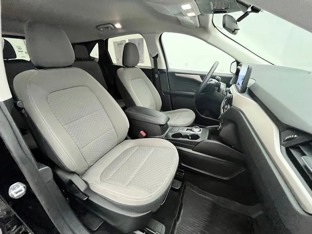Used 2022 Black Ford SE image 27