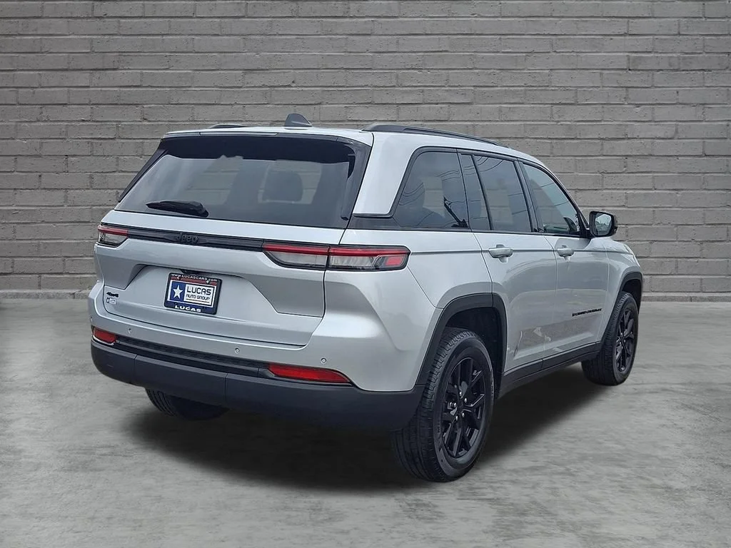 Used 2024 Silver Jeep Altitude X 4x4 image 11