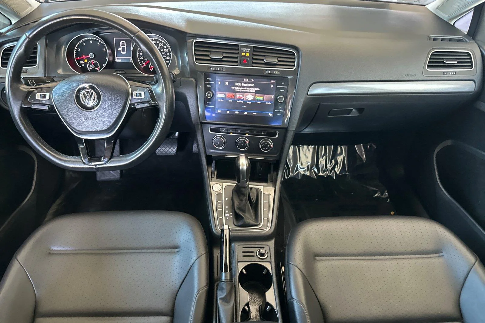 Used 2019 Deep Black Pearl Volkswagen SE image 13