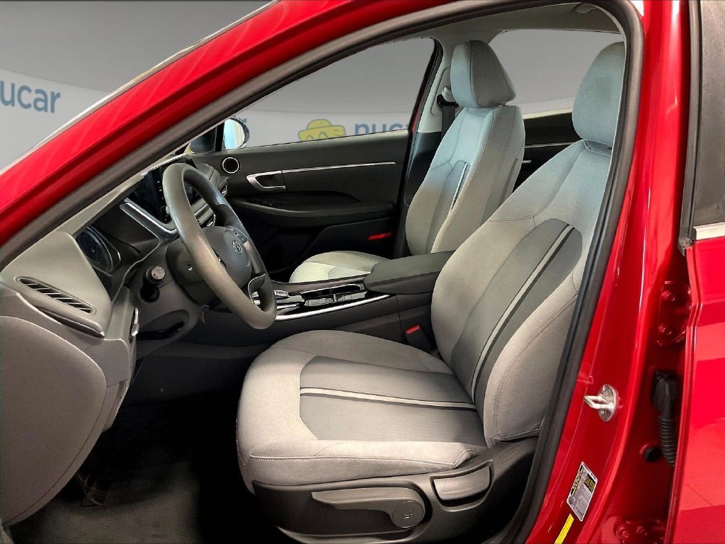 Used 2022 Red Hyundai SE image 10
