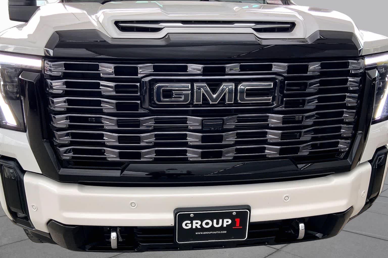 Used 2025 White Frost Tricoat GMC Denali Ultimate image 30