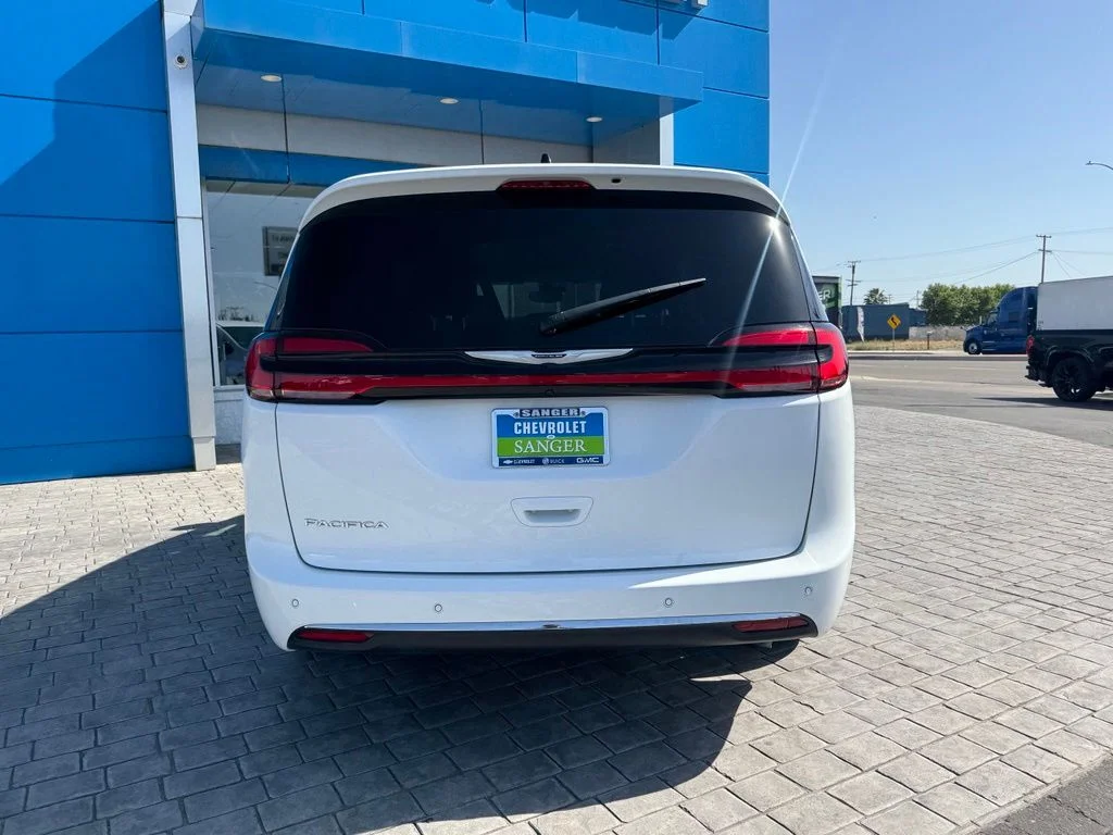 Used 2025 White Chrysler Select image 11
