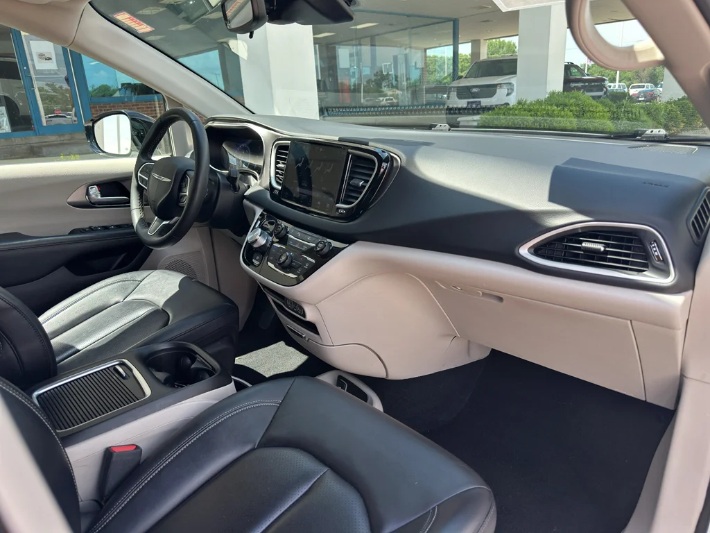 Used 2024 White Chrysler Touring L image 28