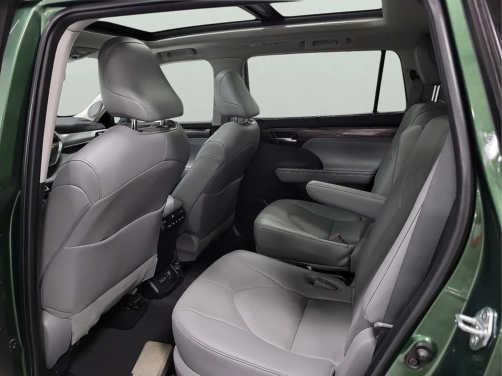 Used 2023 Green Toyota Hybrid Platinum image 9