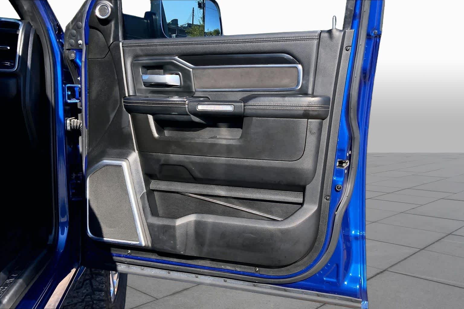 Used 2019 Blue Streak Pearlcoat Ram Laramie image 22