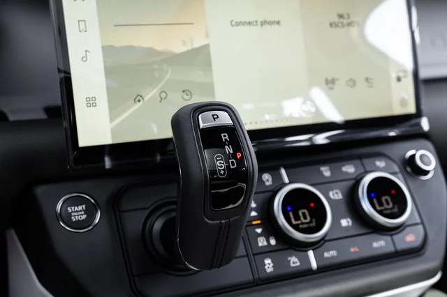 New 2026 White Land Rover X-Dynamic SE image 32