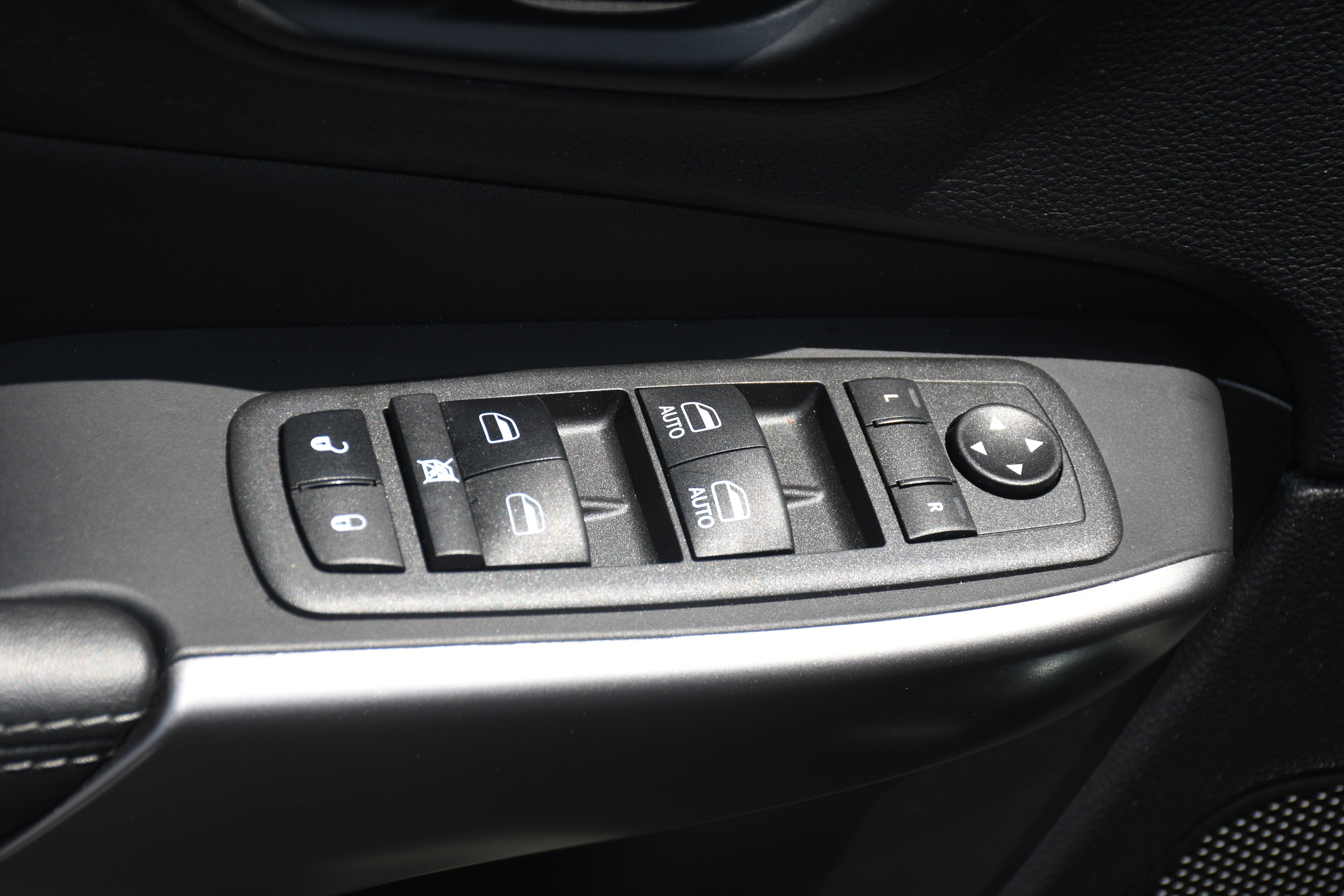 Used 2022 Black Jeep Latitude Lux image 9