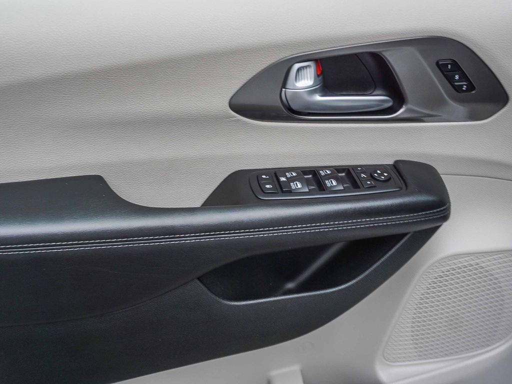 Used 2018 White Chrysler Limited image 19