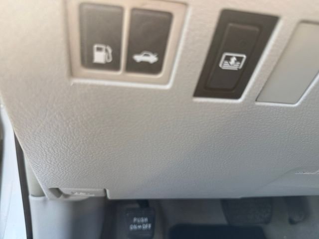 Used 2011 Silver Toyota Limited image 27