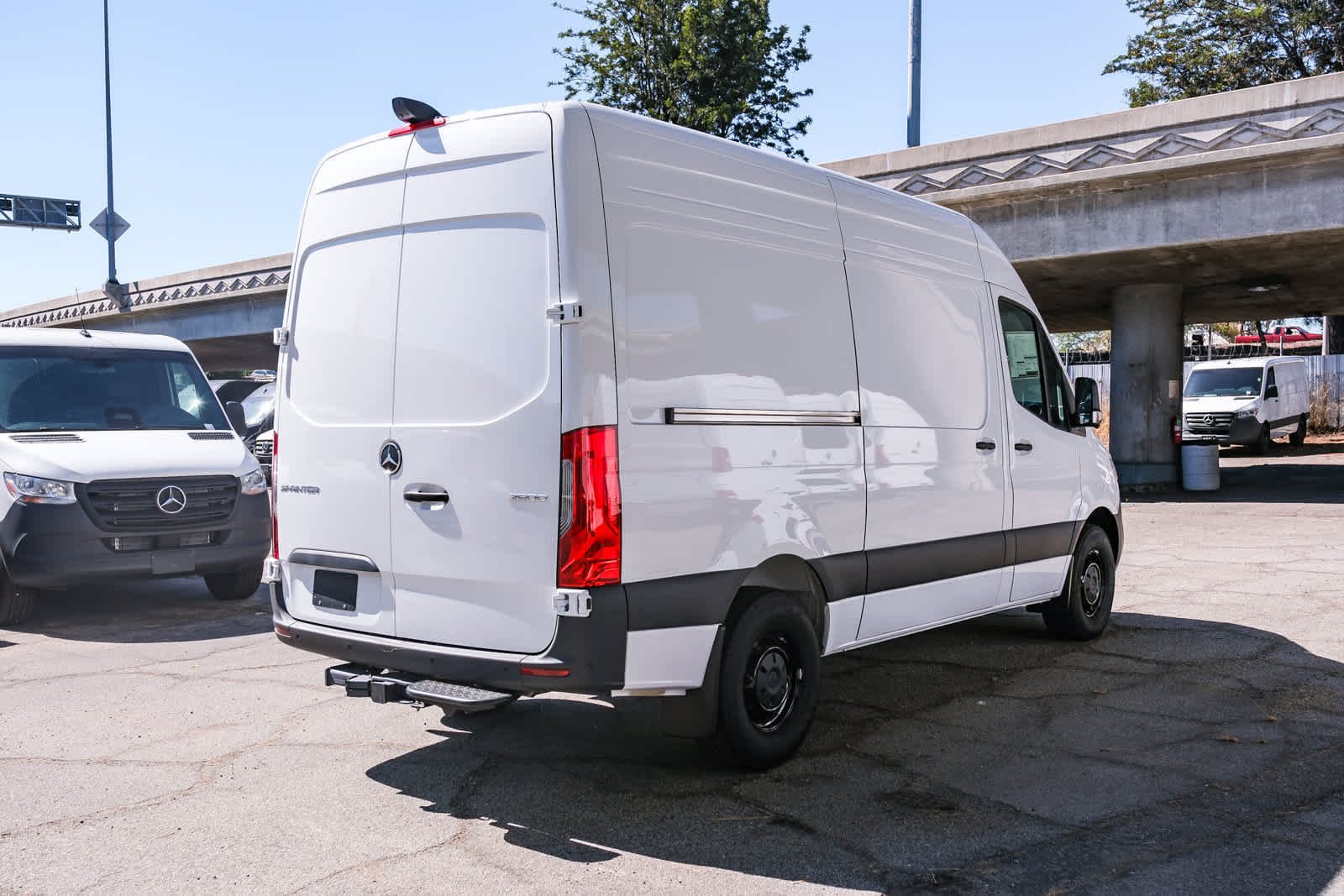 New 2026 Arctic White Mercedes-Benz RWD 2.0L I4 Diesel Turbocharged High Output image 4