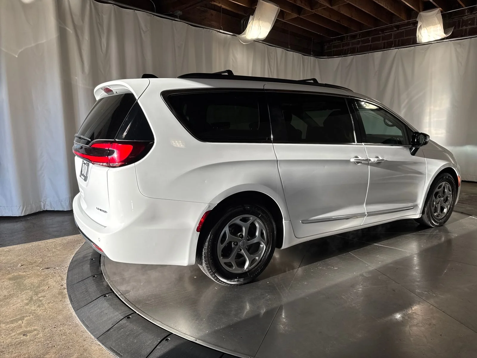Used 2023 Bright White Clearcoat Chrysler Limited image 8