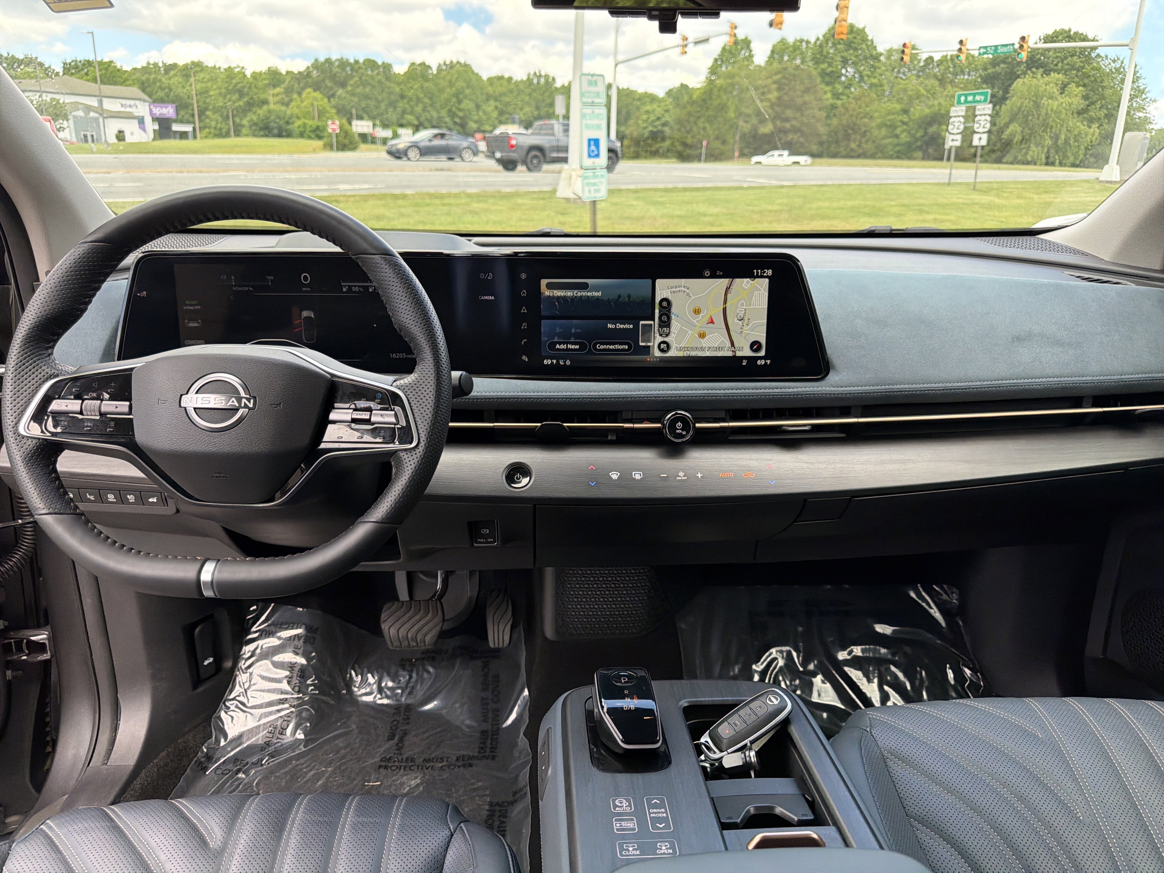 Used 2023  Nissan  image 10