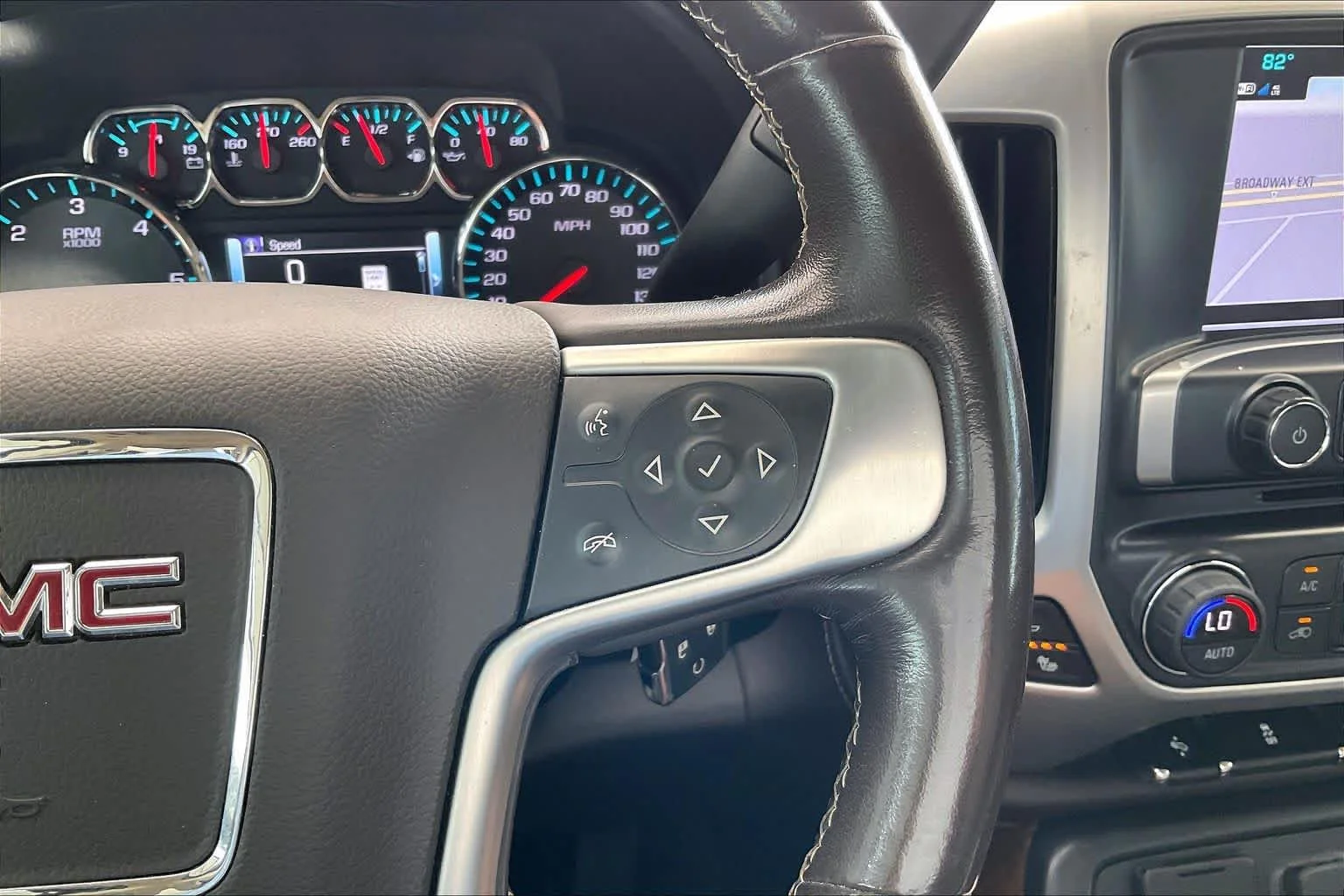 Used 2018 White Frost Tricoat GMC SLT image 23