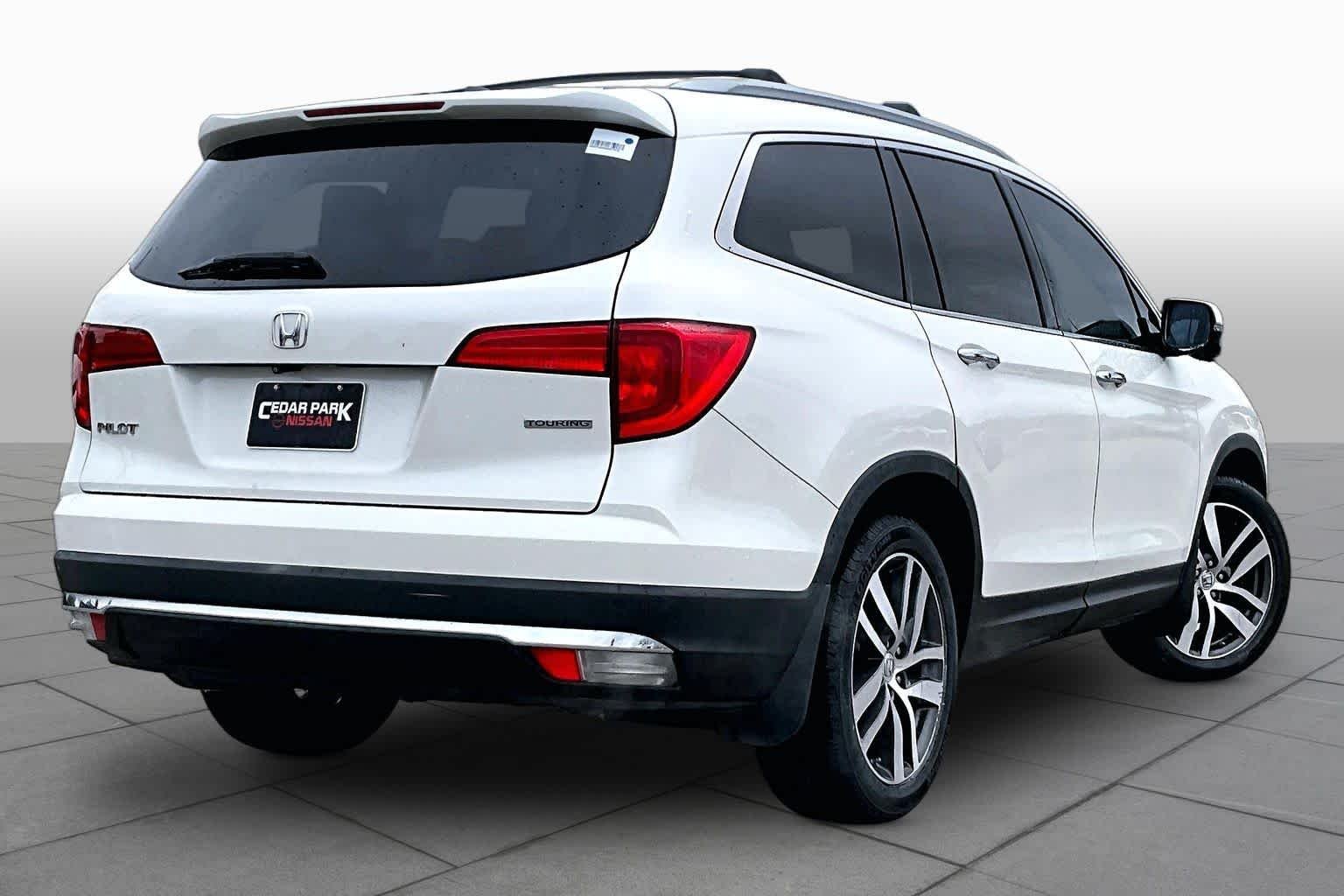 Used 2016 White Diamond Pearl Honda Touring image 13