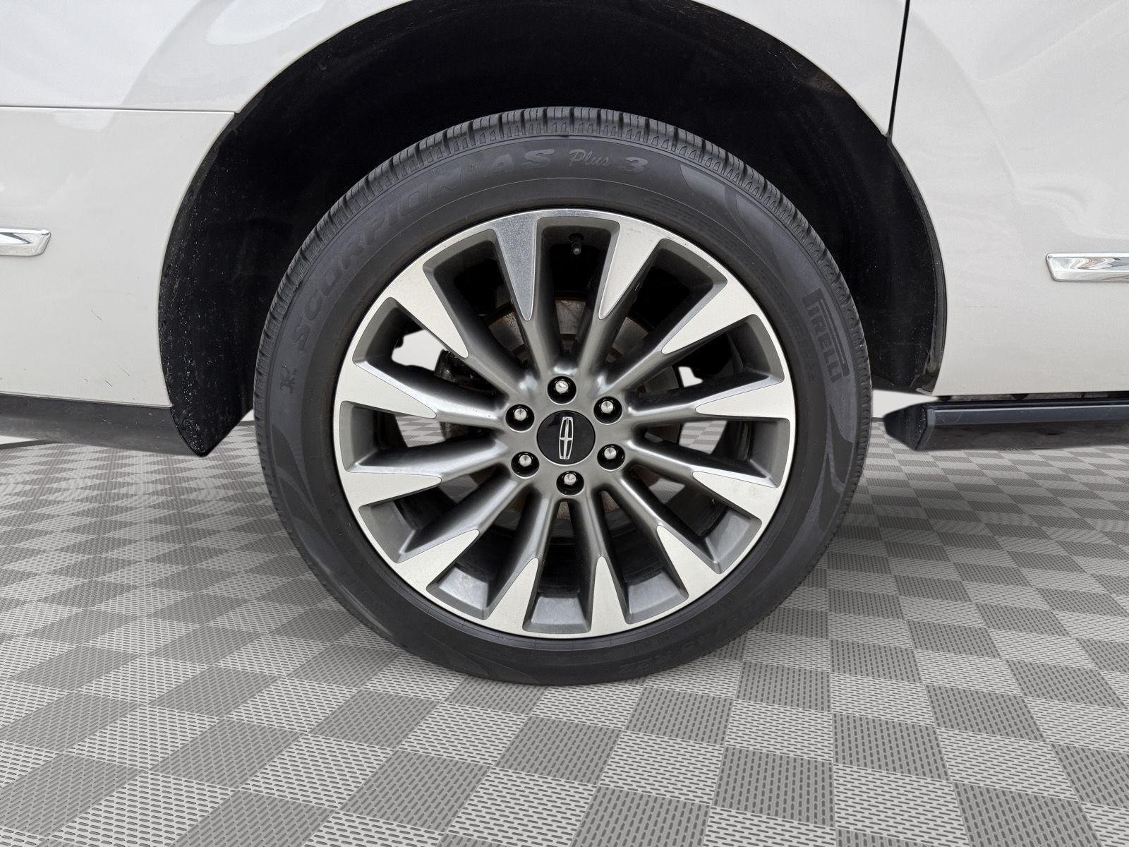 Used 2020 Ceramic Pearl Lincoln Reserve image 11