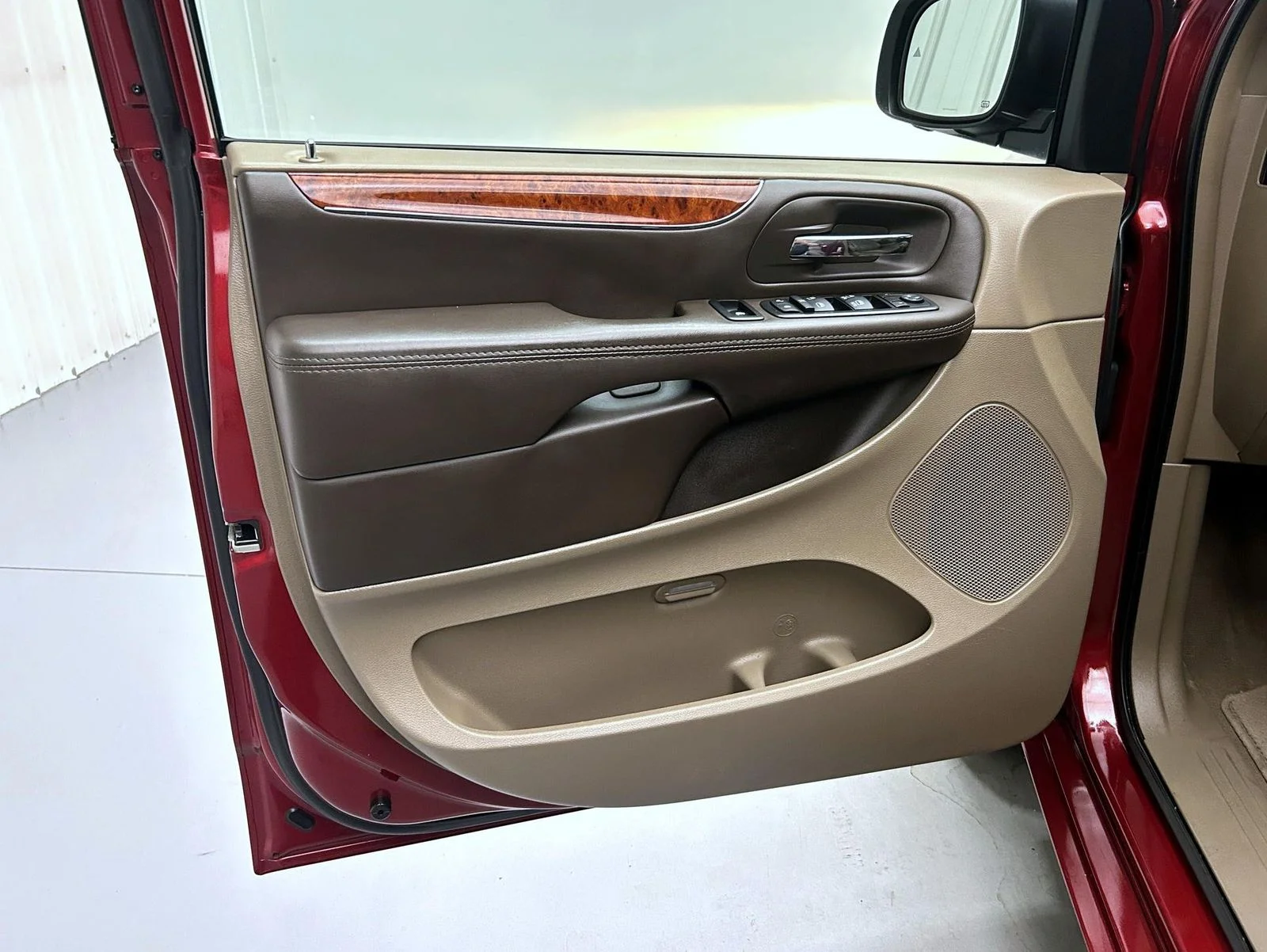 Used 2015 Red Chrysler Touring-L image 9