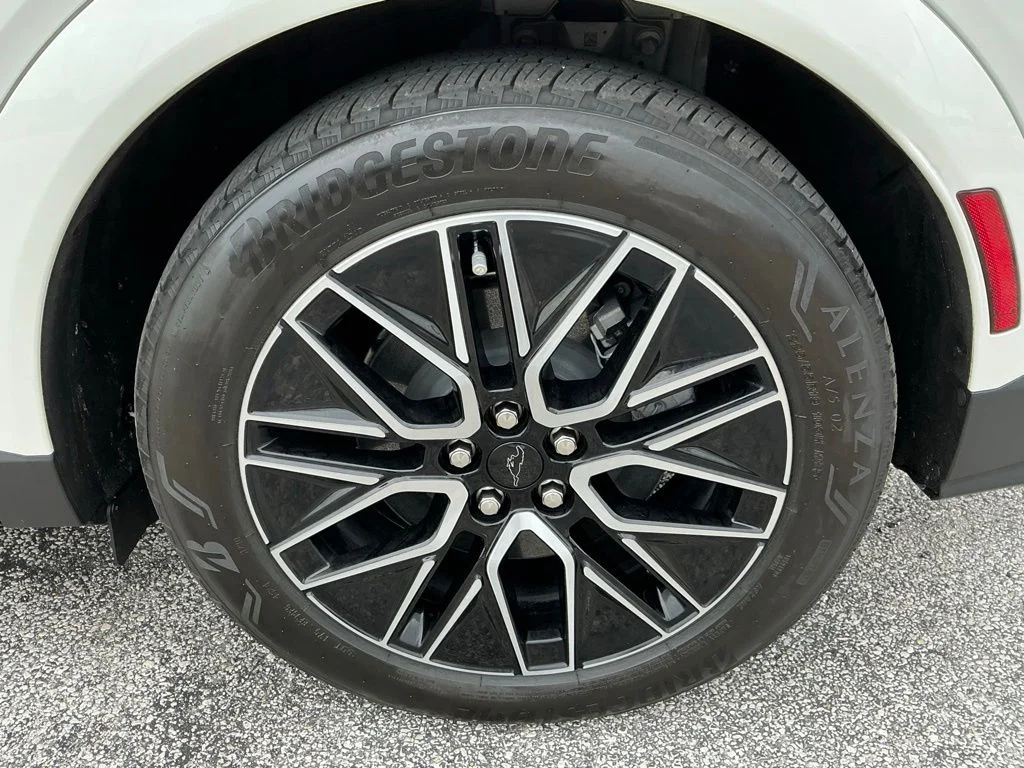 Used 2025 White Ford Premium image 33