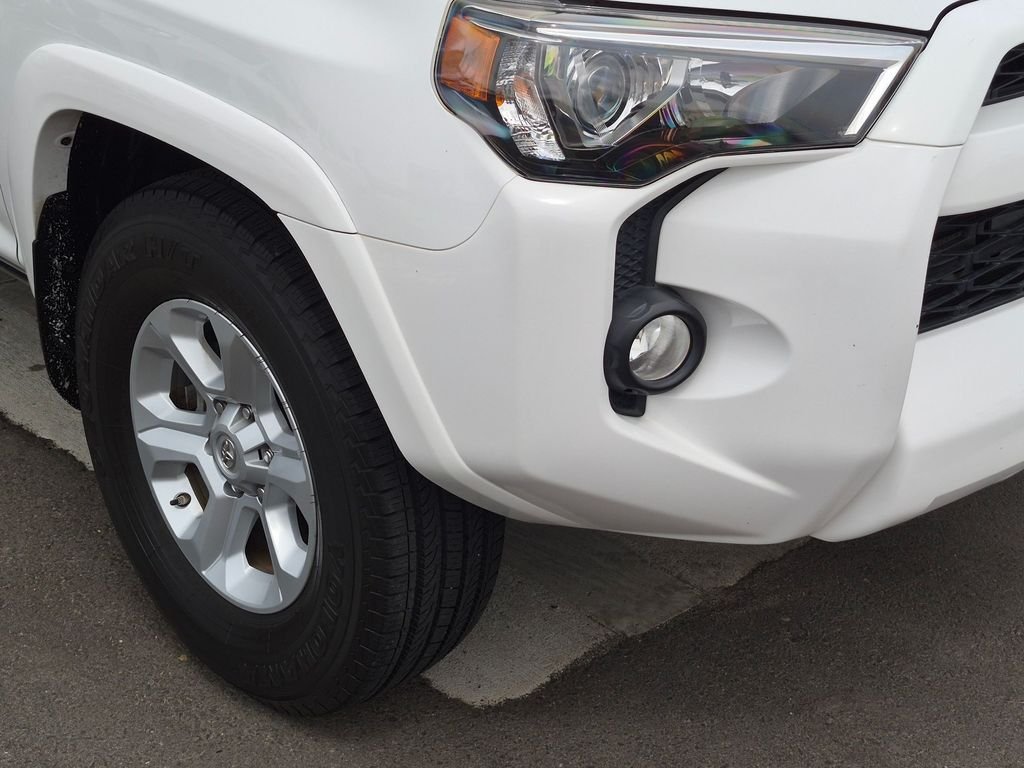 Used 2016 White Toyota SR5 image 24