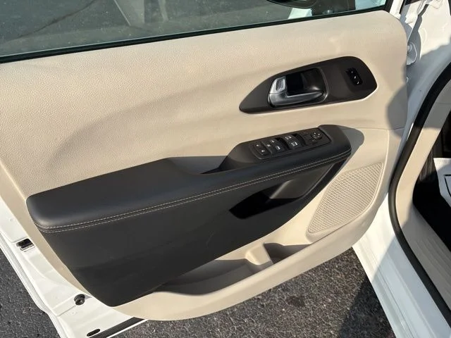 Used 2024 White Chrysler Touring L image 18