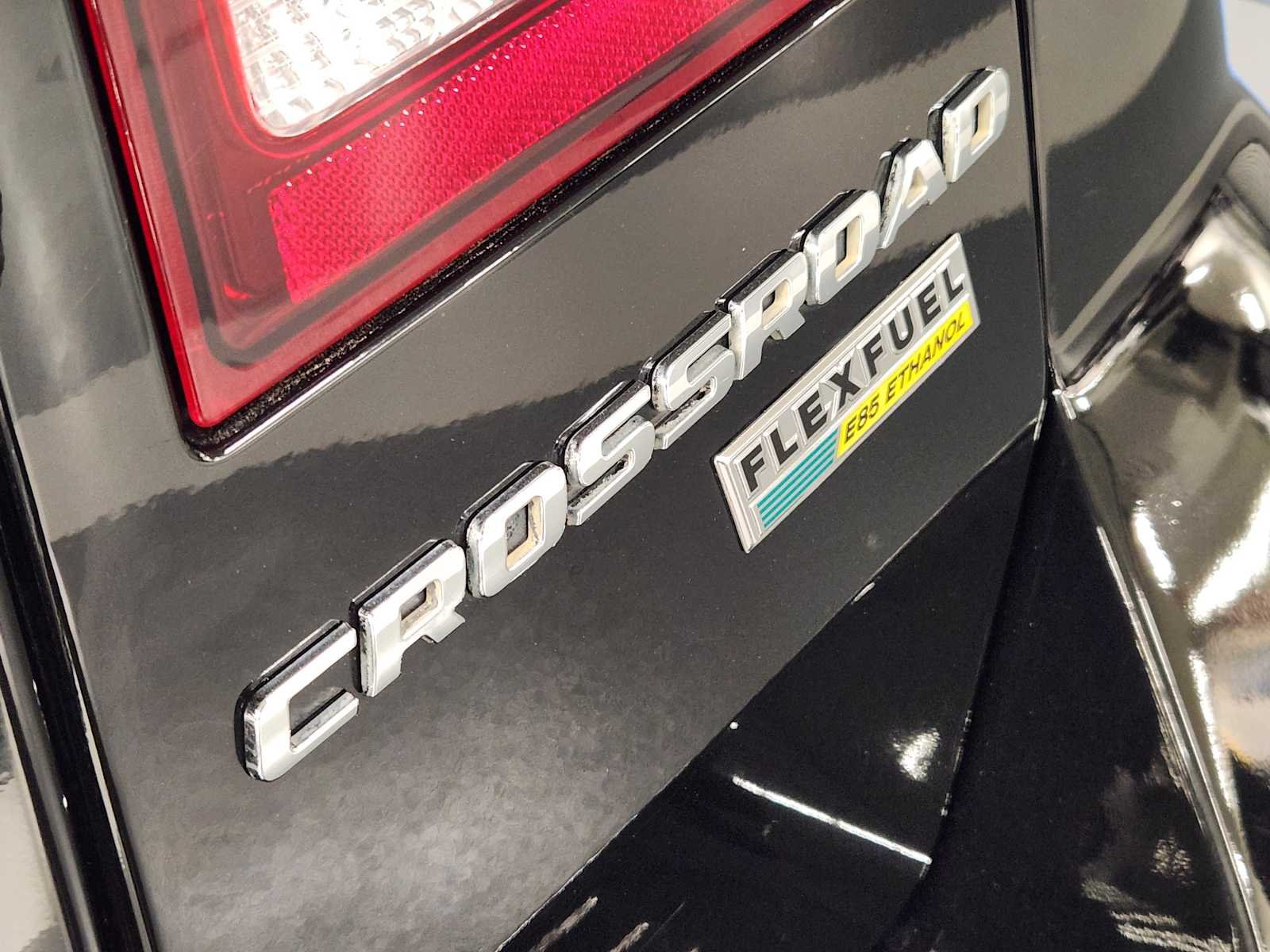 Used 2018 Pitch Black Clearcoat Dodge Crossroad image 12