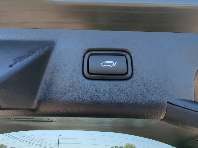 Used 2025  Hyundai SEL image 18