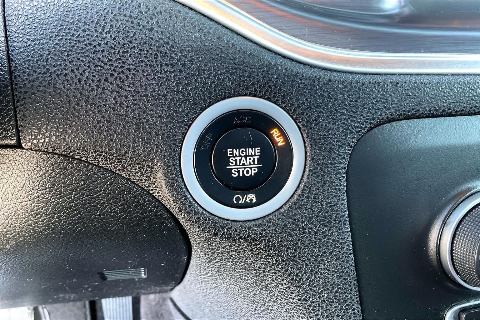 Used 2018 Pitch Black Clearcoat Dodge SXT image 31