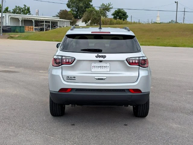 New 2026 Silver Zynith Metallic Clear-Coat Exterior Paint Jeep Latitude image 4