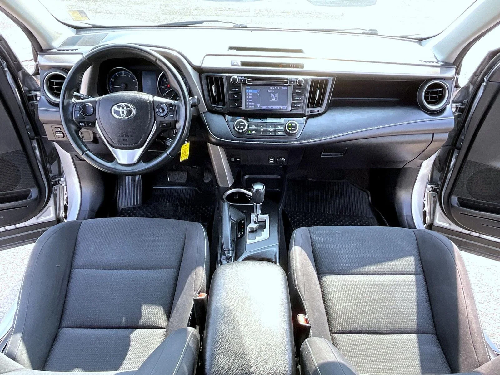 Used 2018 Silver Toyota XLE image 12