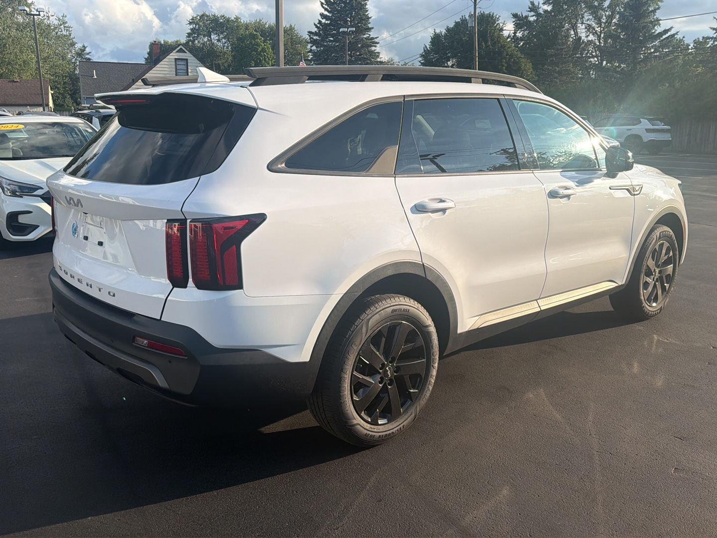Used 2022 Glacial White Pearl Kia  image 4