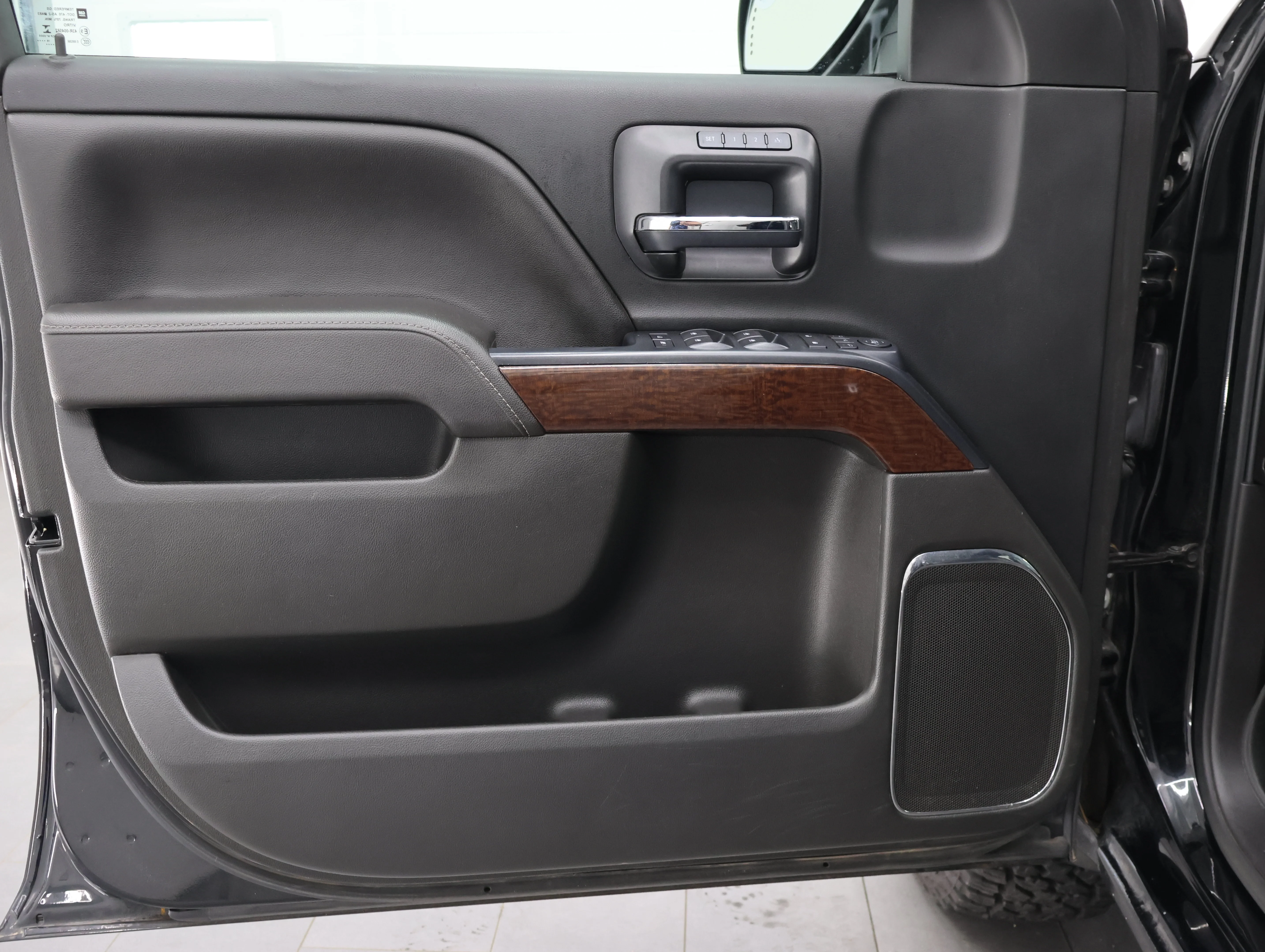 Used 2017 Onyx Black GMC SLT image 35