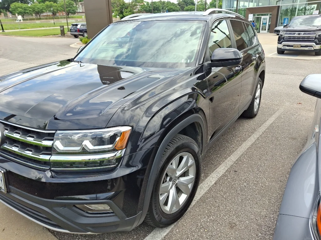 Used 2019 Deep Black Pearl Volkswagen 3.6L V6 SE w/Technology image 1