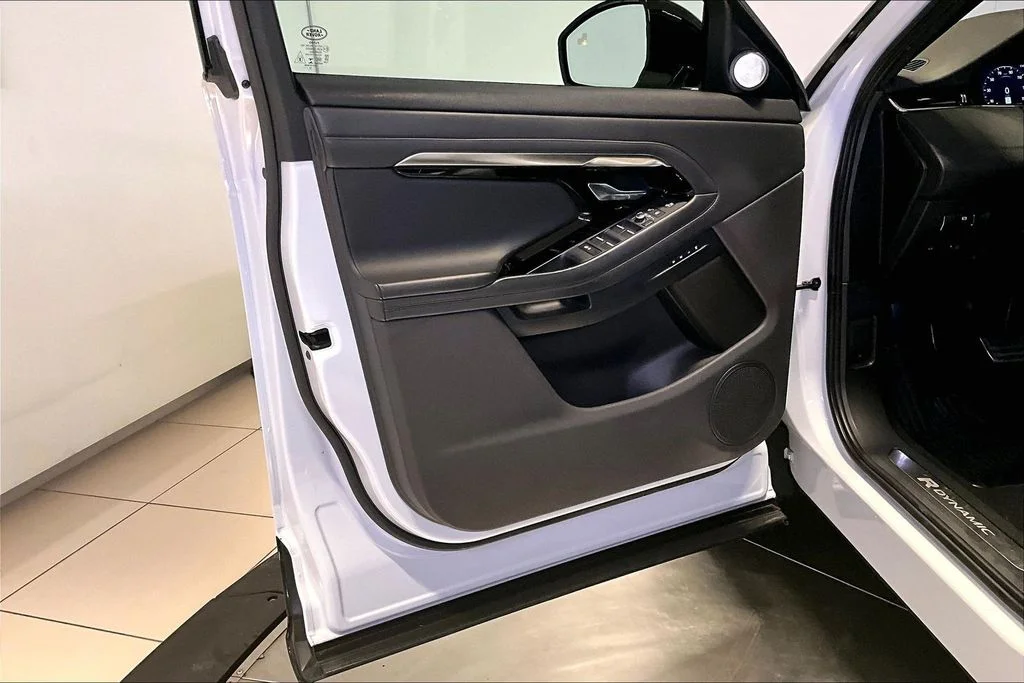 Used 2020 White Land Rover R-Dynamic HSE image 18