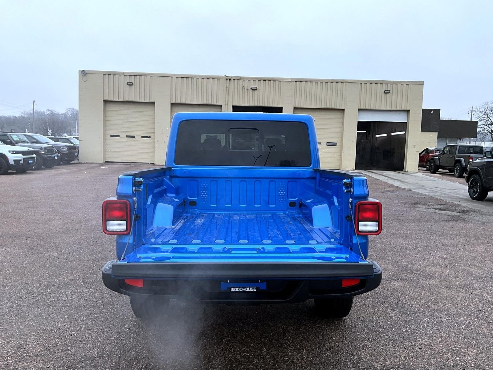 New 2026 Hydro Blue Pearl-Coat Exterior Paint Jeep Sahara image 9
