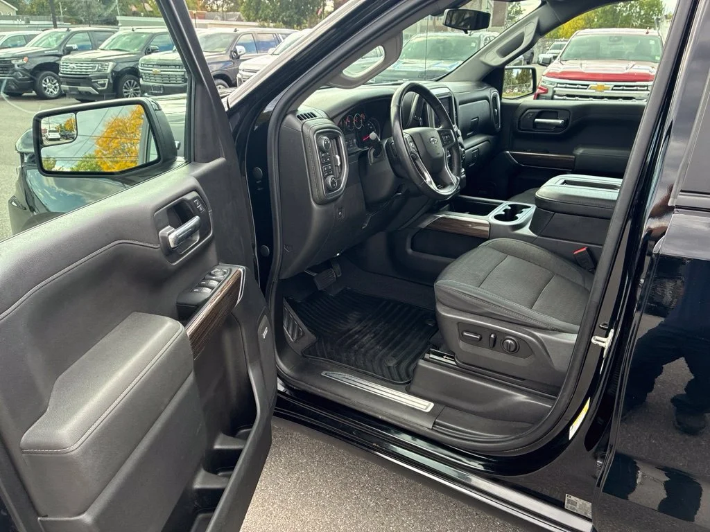 Used 2019 BLACK Chevrolet RST image 10