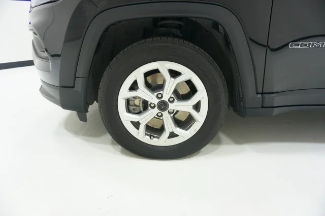 Used 2025 Diamond Black Crystal Pearlcoat Jeep Latitude image 14