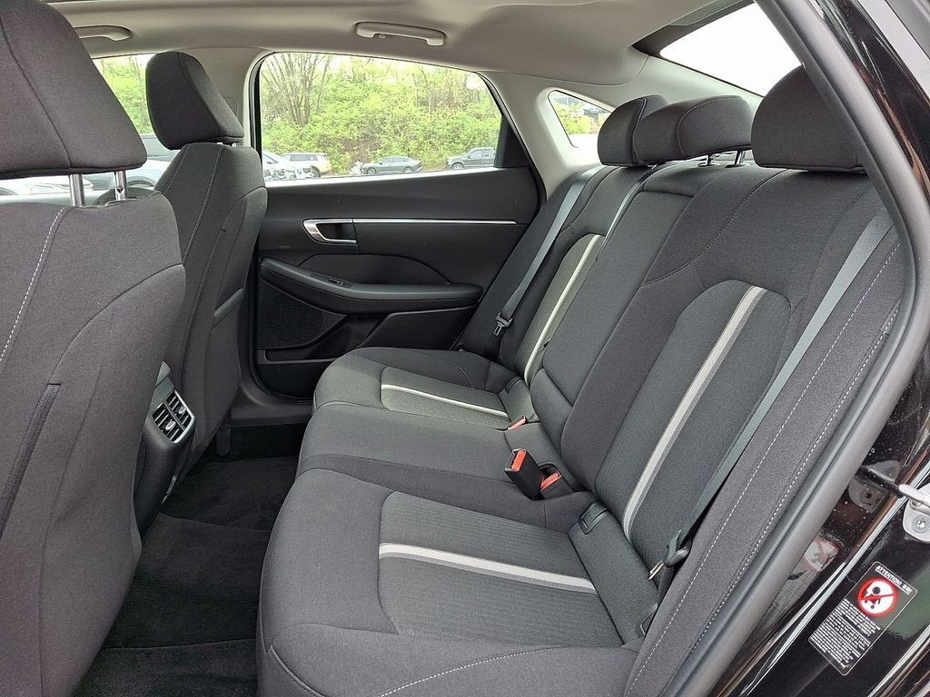 Used 2023 Black Hyundai SEL image 10