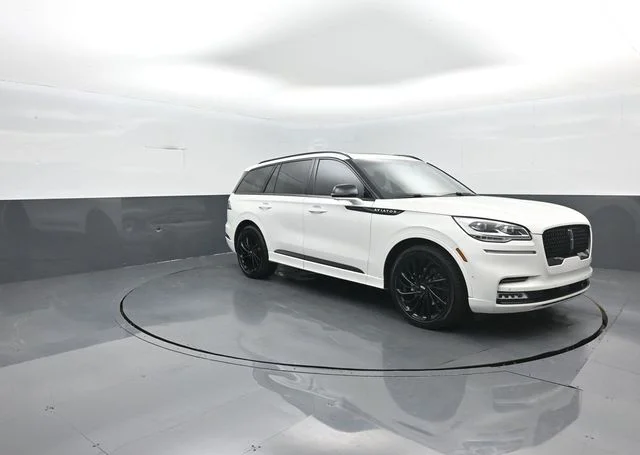 Used 2022 White Lincoln Reserve image 2