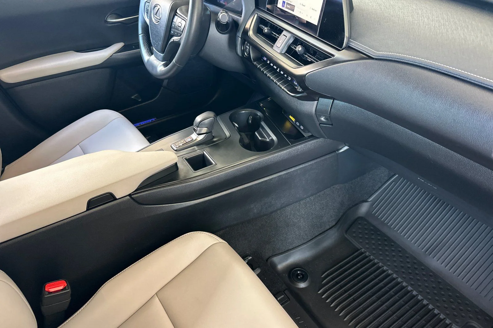 2025 Lexus UX Hybrid 300h - Photo 13