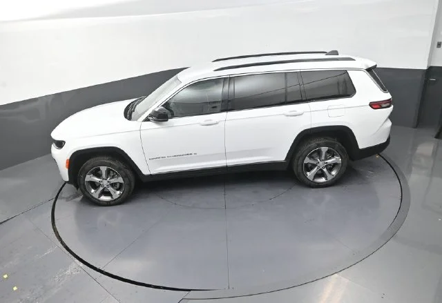 New 2026 Bright White Clear-Coat Exterior Paint Jeep Limited image 13