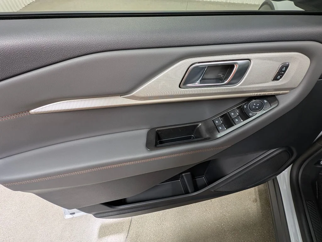 New 2026 Space White Metallic Ford Active image 7