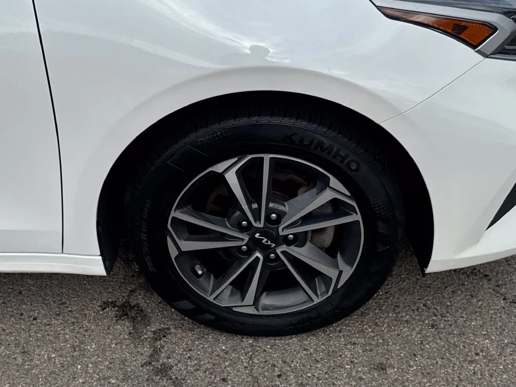 Used 2024 White Kia LXS image 41