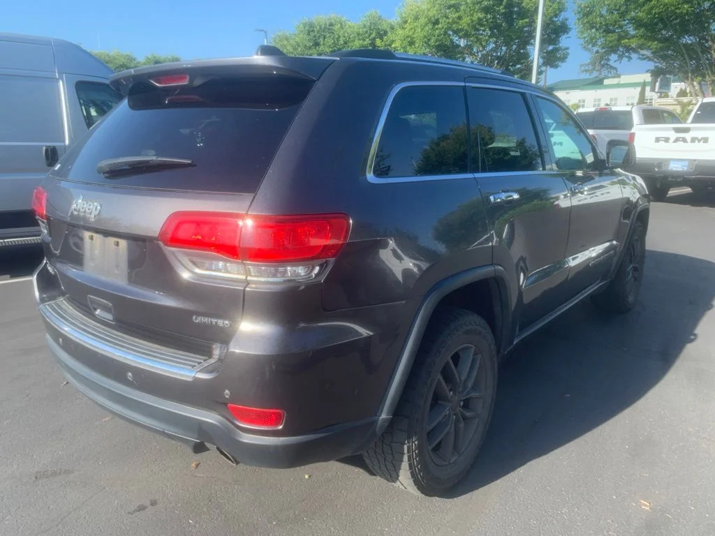 Used 2017 Billet Silver Metallic Clearcoat Jeep Limited image 4
