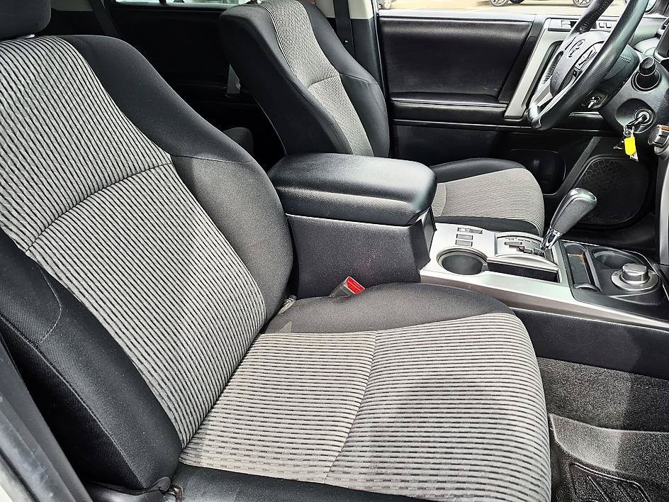 Used 2016 CLASSIC SILVER METALLIC Toyota Limited image 33