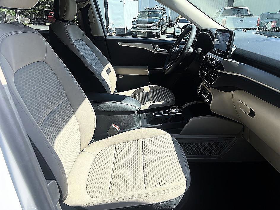 Used 2020 White Metallic Ford SE image 14